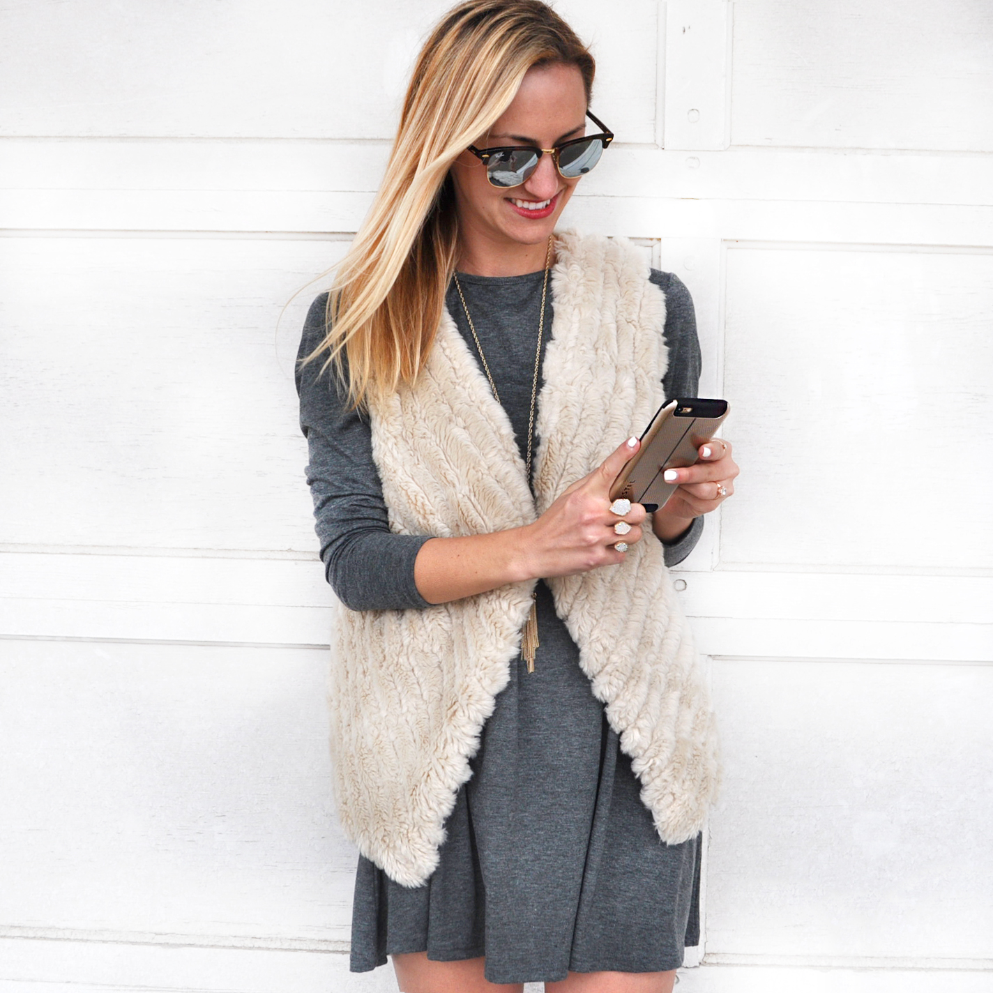Cozy Vest & Shift Dress (on SALE!) / LivvyLand livvyland-blog-stil-iphone-6-case-collaboration-2