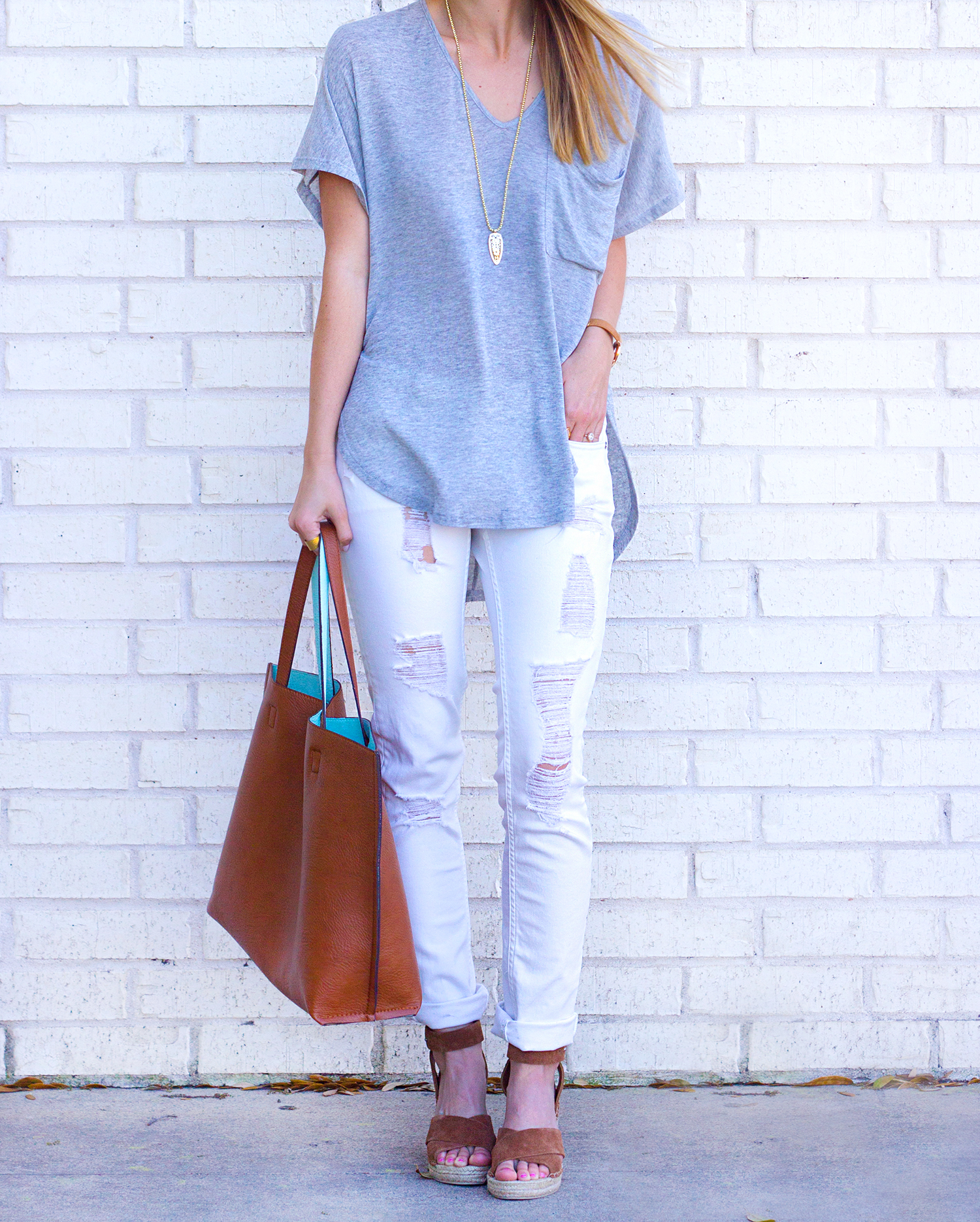 Grey V-neck T-shirt with White Pants Outfits For Women (4 ideas