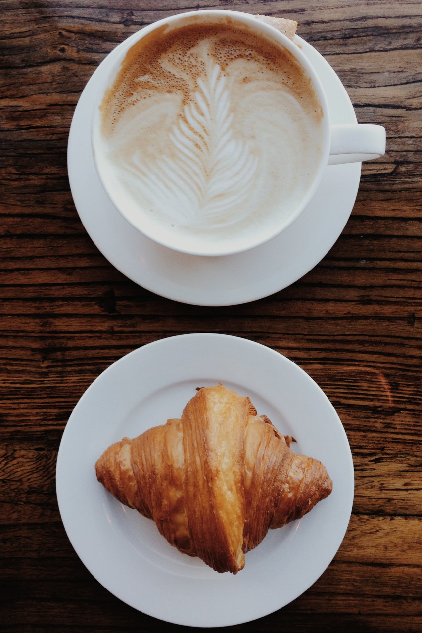 coffee-latte-croissant-coffeehouse